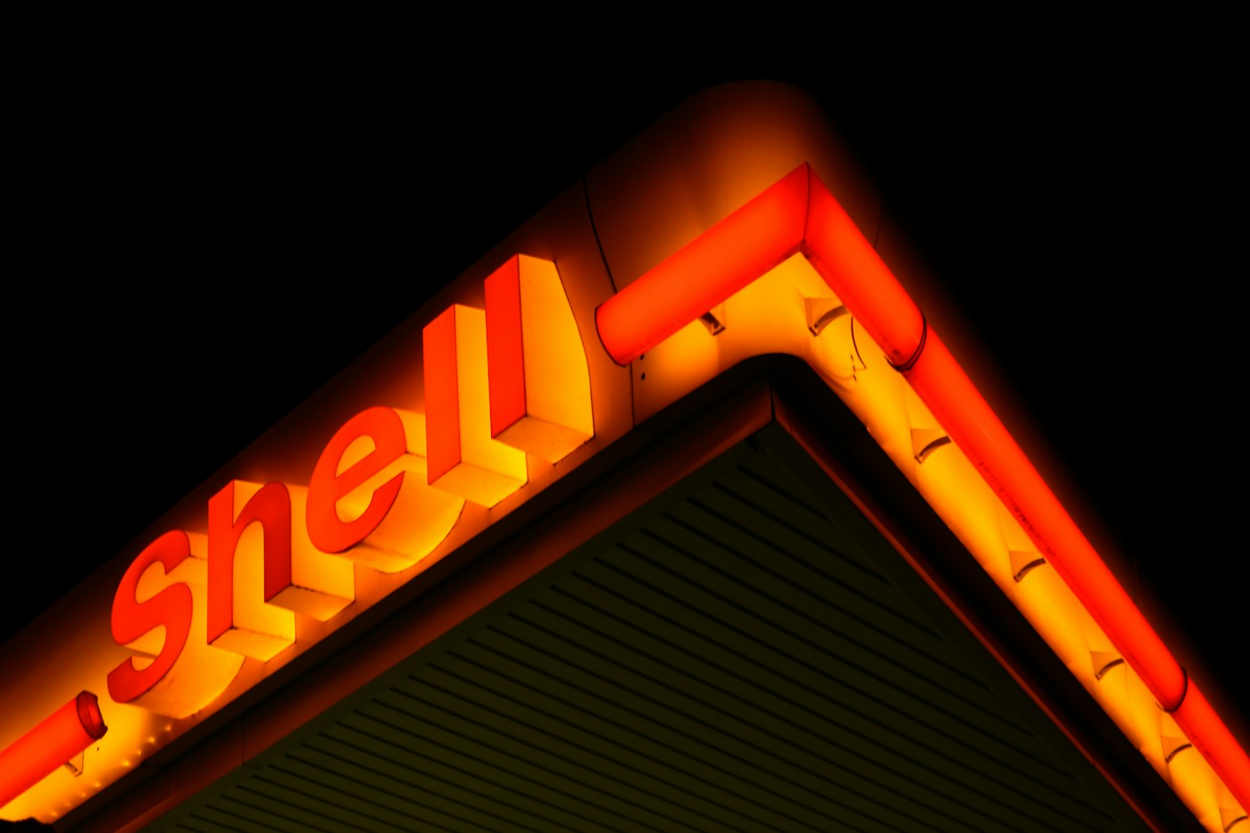 Giá Xăng 1 Trạm xăng Shell vào ban đêm